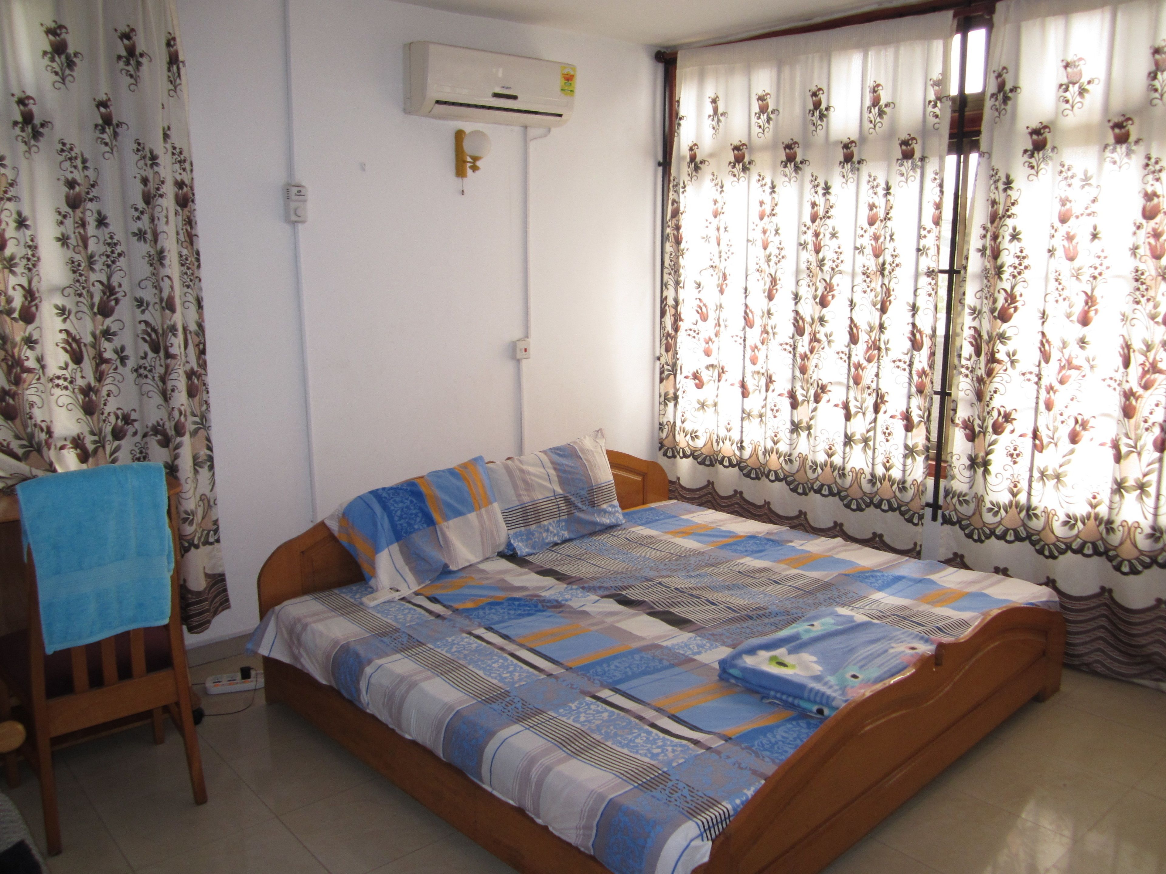 أغطية فراش متميزة ومكتب ومكواة/لوح كي وواي فاي مجانًا