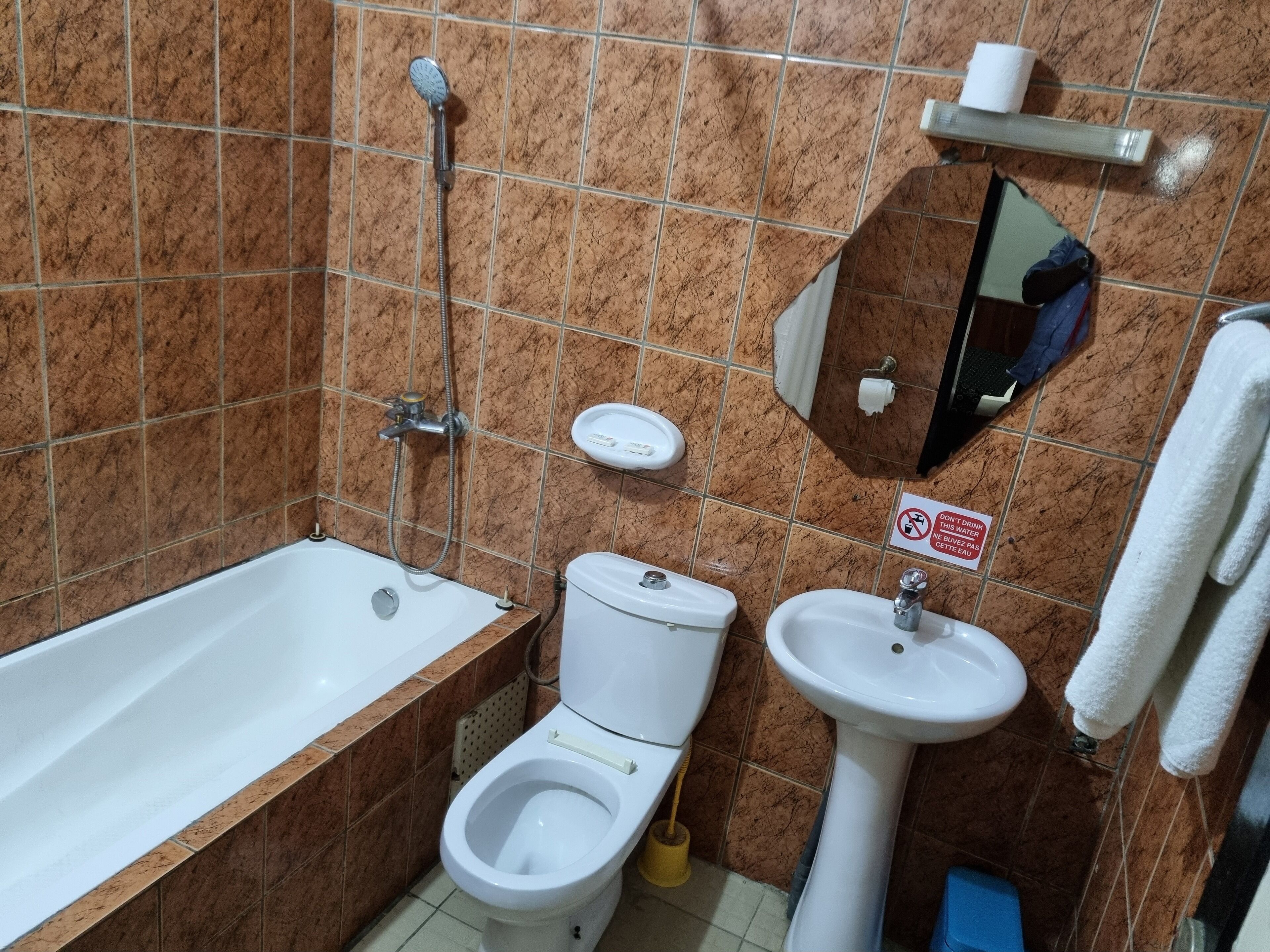 elite room | bathroom | free toiletries, towels