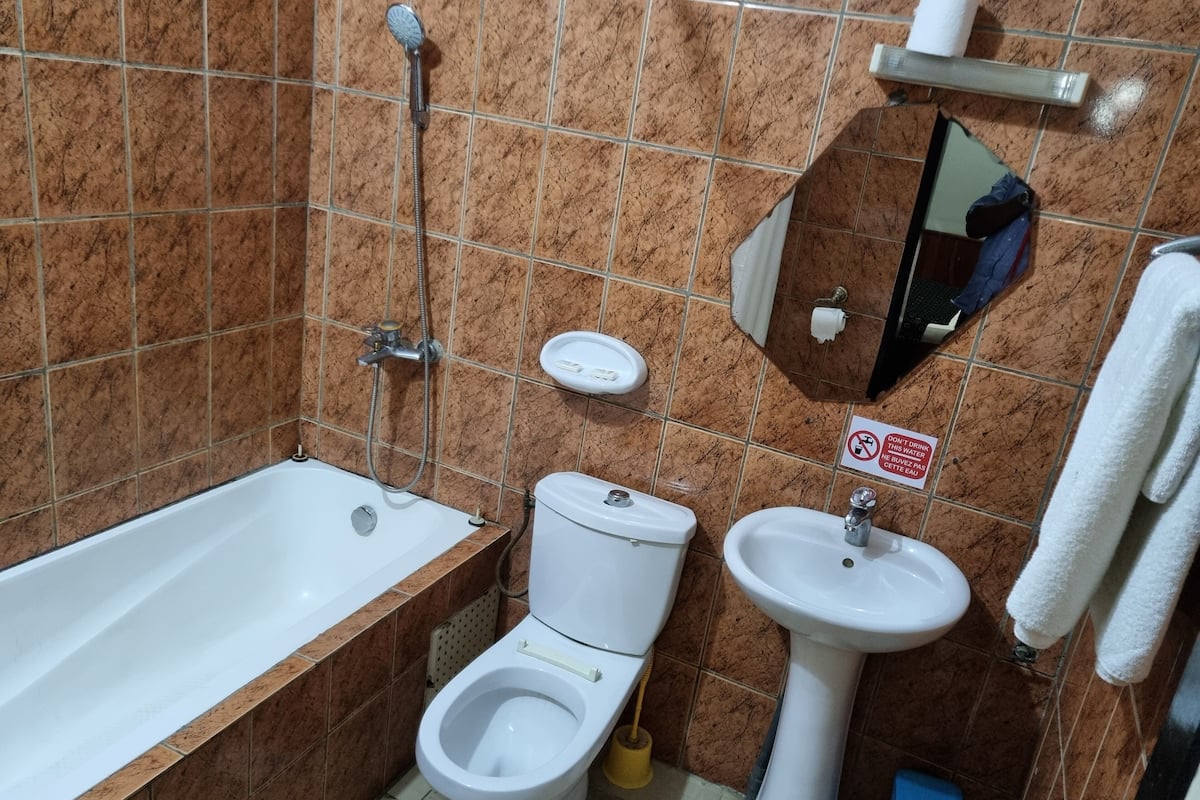 elite room | bathroom | free toiletries, towels