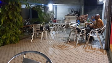 Breakfast, lunch, dinner served; local and international cuisine