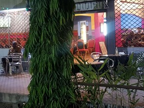 Breakfast, lunch, dinner served; local and international cuisine - Saffana Hôtel (Douala)