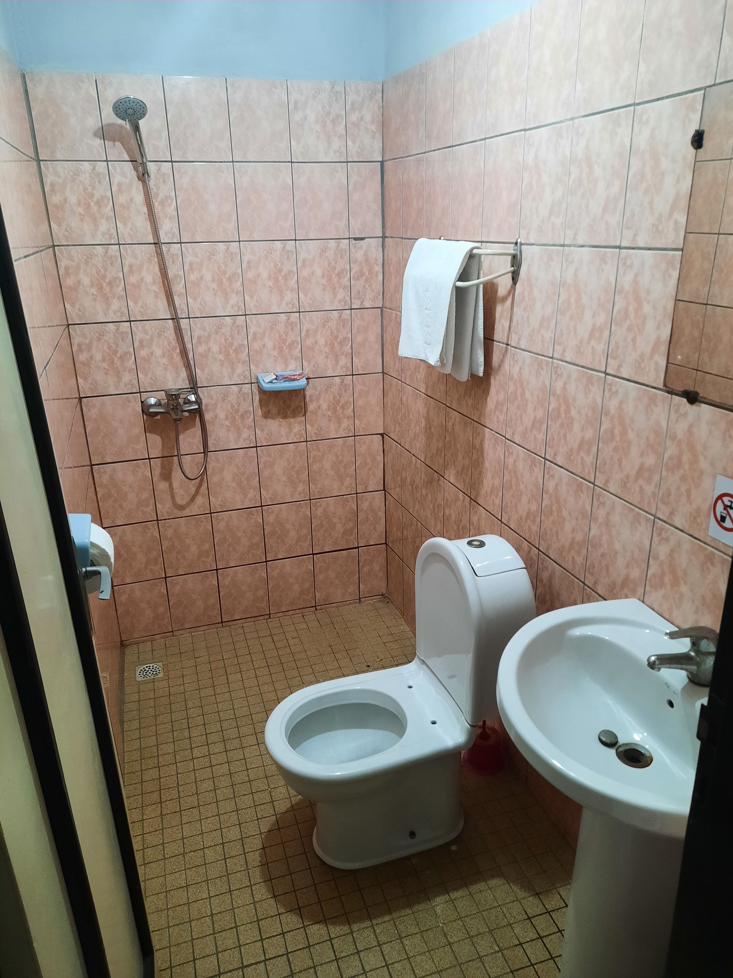 family room | bathroom | free toiletries, towels