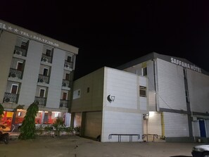 Front of property - evening/night - Saffana Hôtel (Douala)