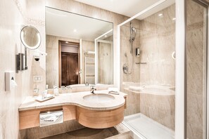 Designer toiletries, hair dryer, bathrobes, slippers - Hotel Luna Mondschein (Ortisei)