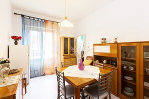 Einzelzimmer, Gemeinschaftsbad | Wohnzimmer | Flachbildfernseher