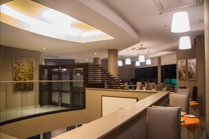 Se sirven almuerzos y cenas, cocina local e internacional