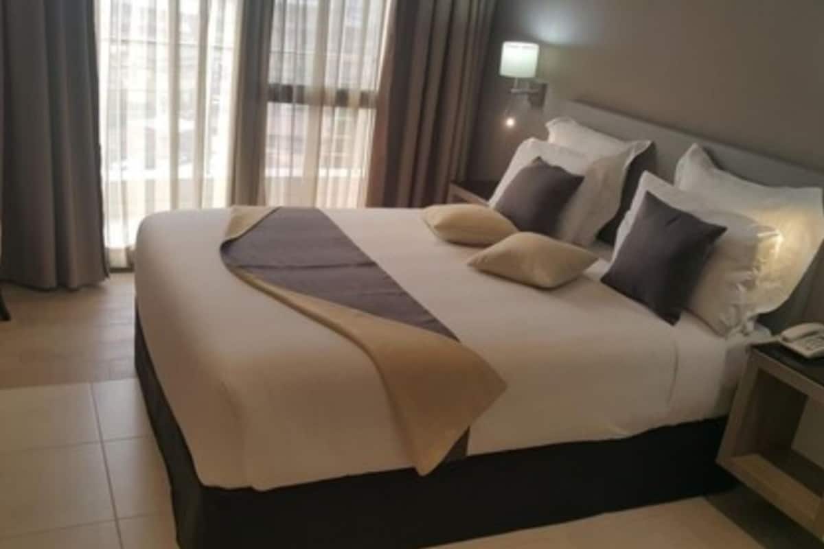 1 bedroom, premium bedding, free minibar items, in-room safe