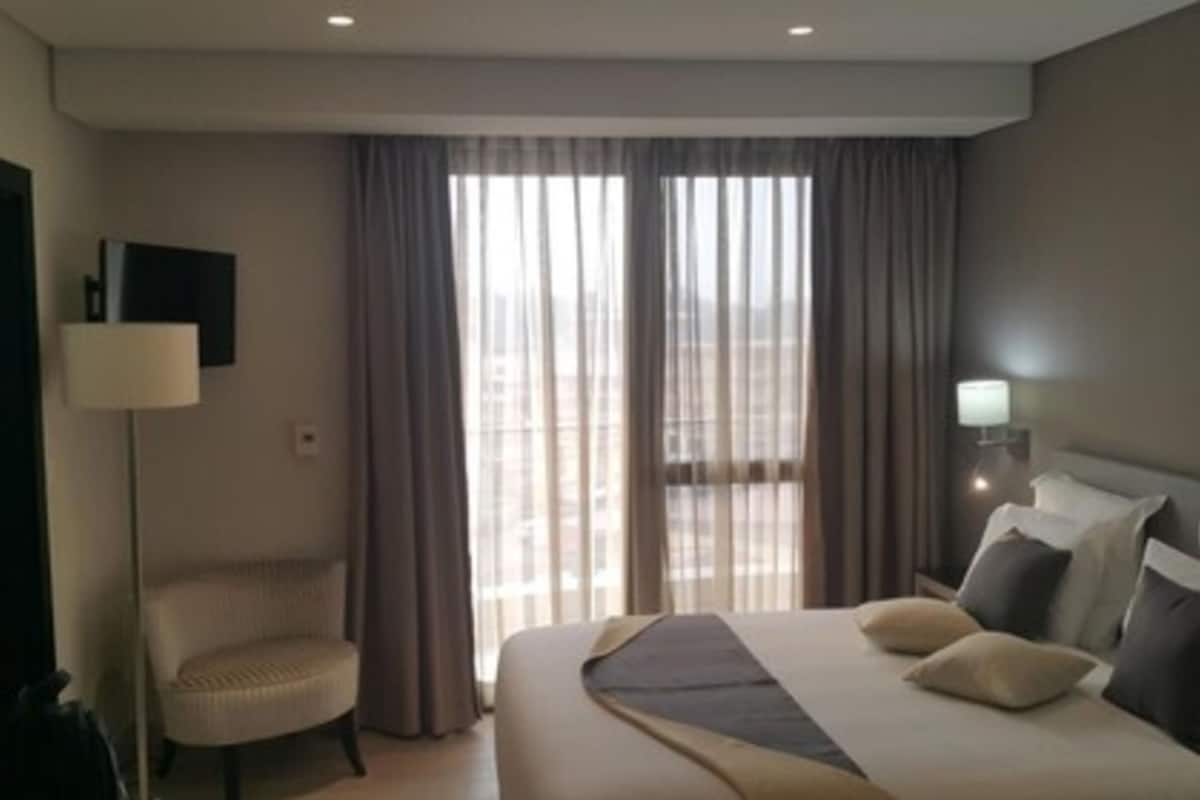 1 bedroom, premium bedding, free minibar items, in-room safe