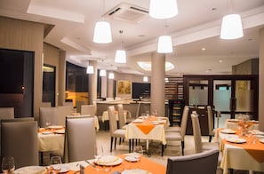 S'hi serveixen dinars, sopars i plats de cuina local i internacional