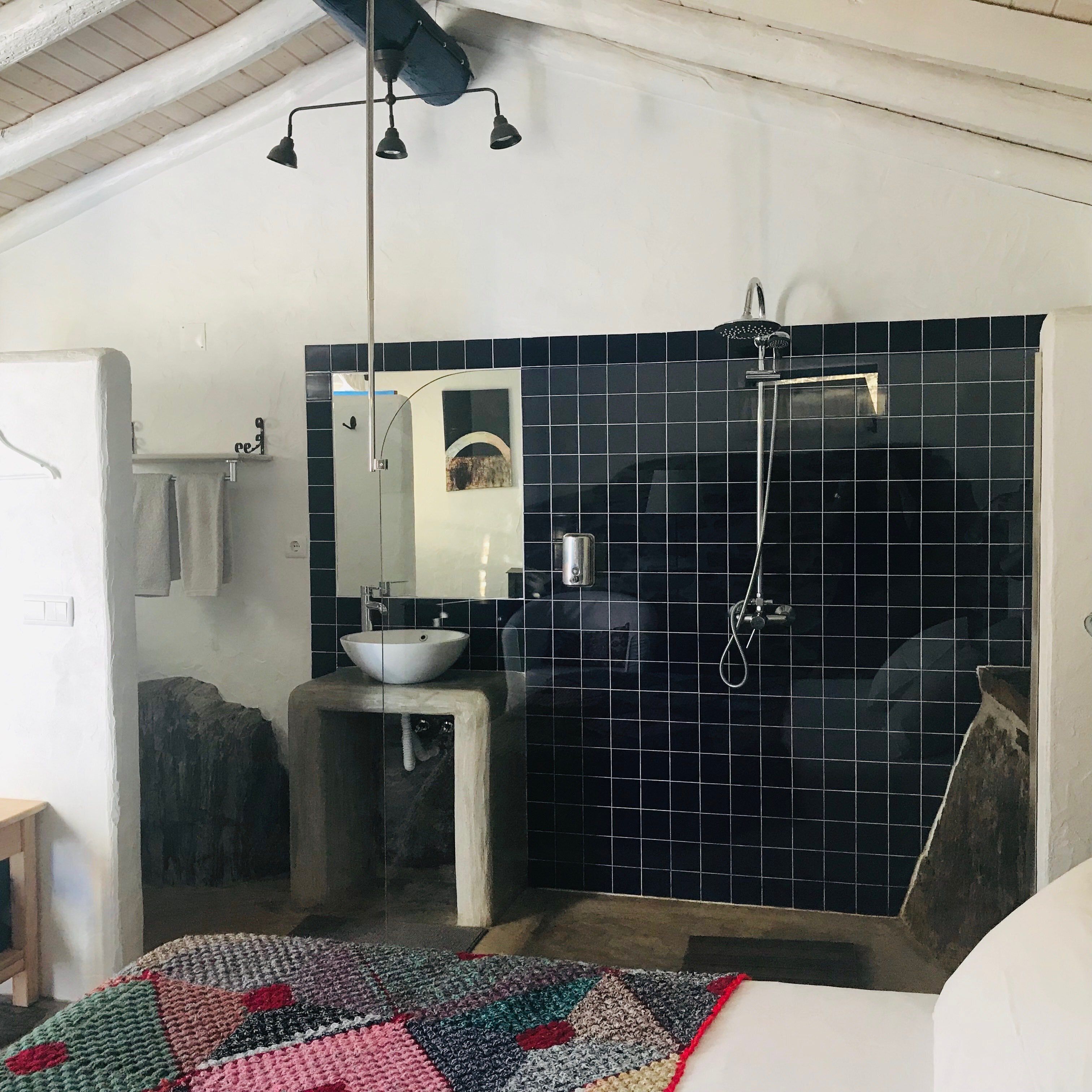 Romantische tweepersoonskamer | Badkamer | Gratis toiletartikelen, handdoeken