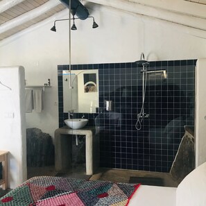 Habitación romántica doble | Baño | Artículos de higiene personal gratuitos y toallas