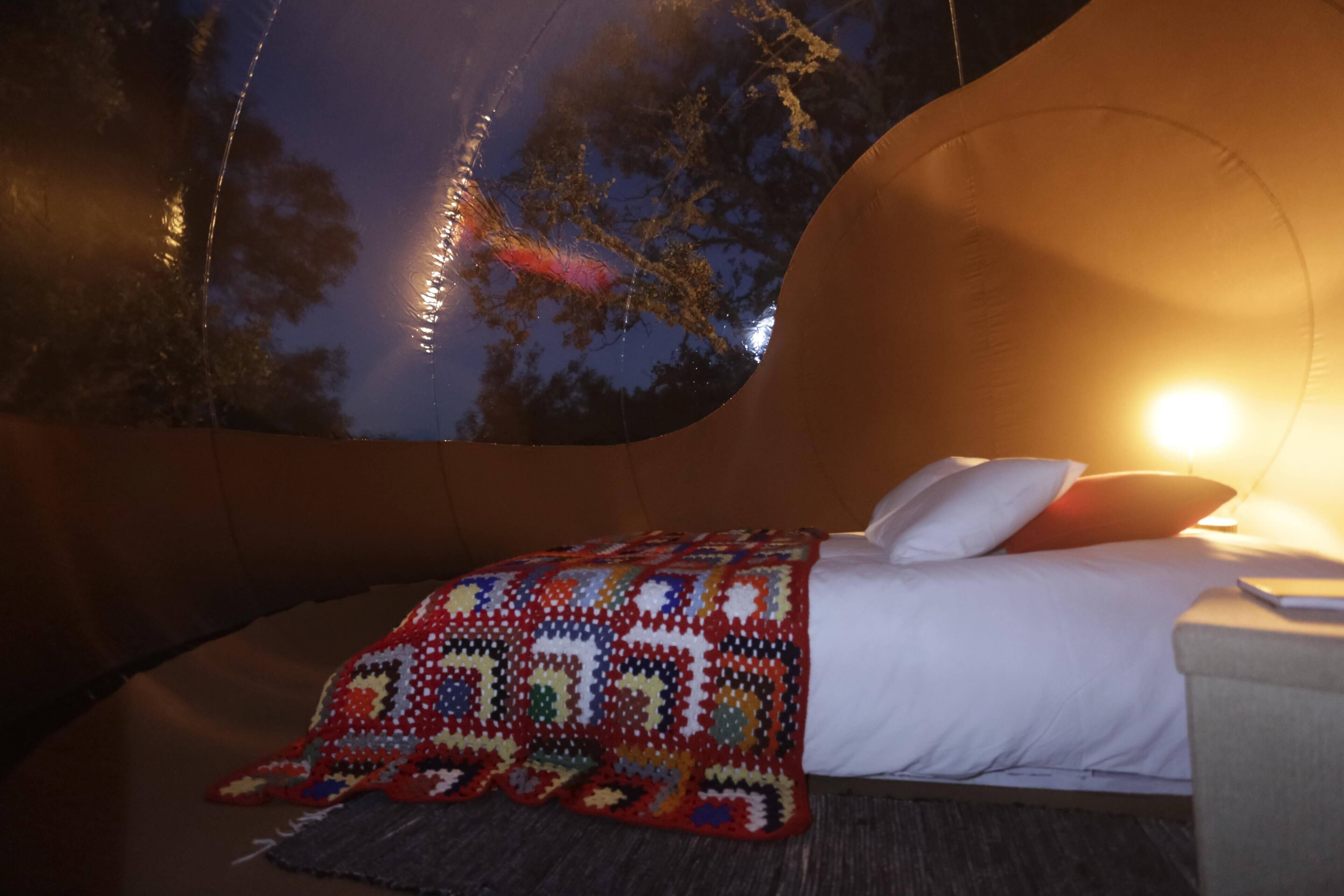 Tent (Bolha do Maneio) | Minibar, individually decorated, bed sheets