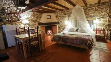 Romantic Cottage | Minibar, individually decorated, bed sheets