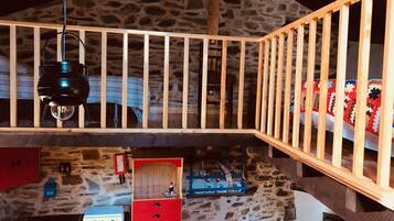 Family Cottage | Private kitchenette | Electric kettle