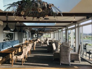 供应早餐、午餐和晚餐,英国菜,花园景观