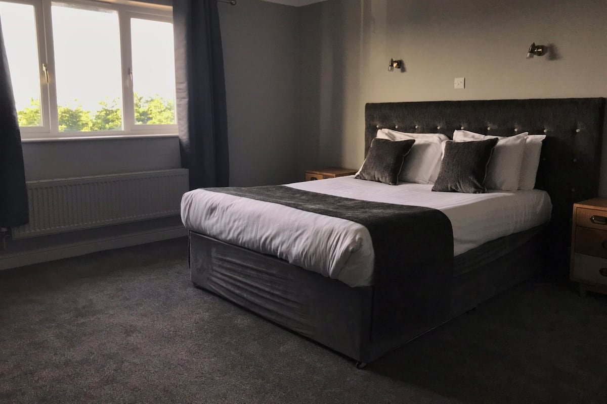 Hochwertige Bettwaren, Schreibtisch, Bügeleisen/Bügelbrett