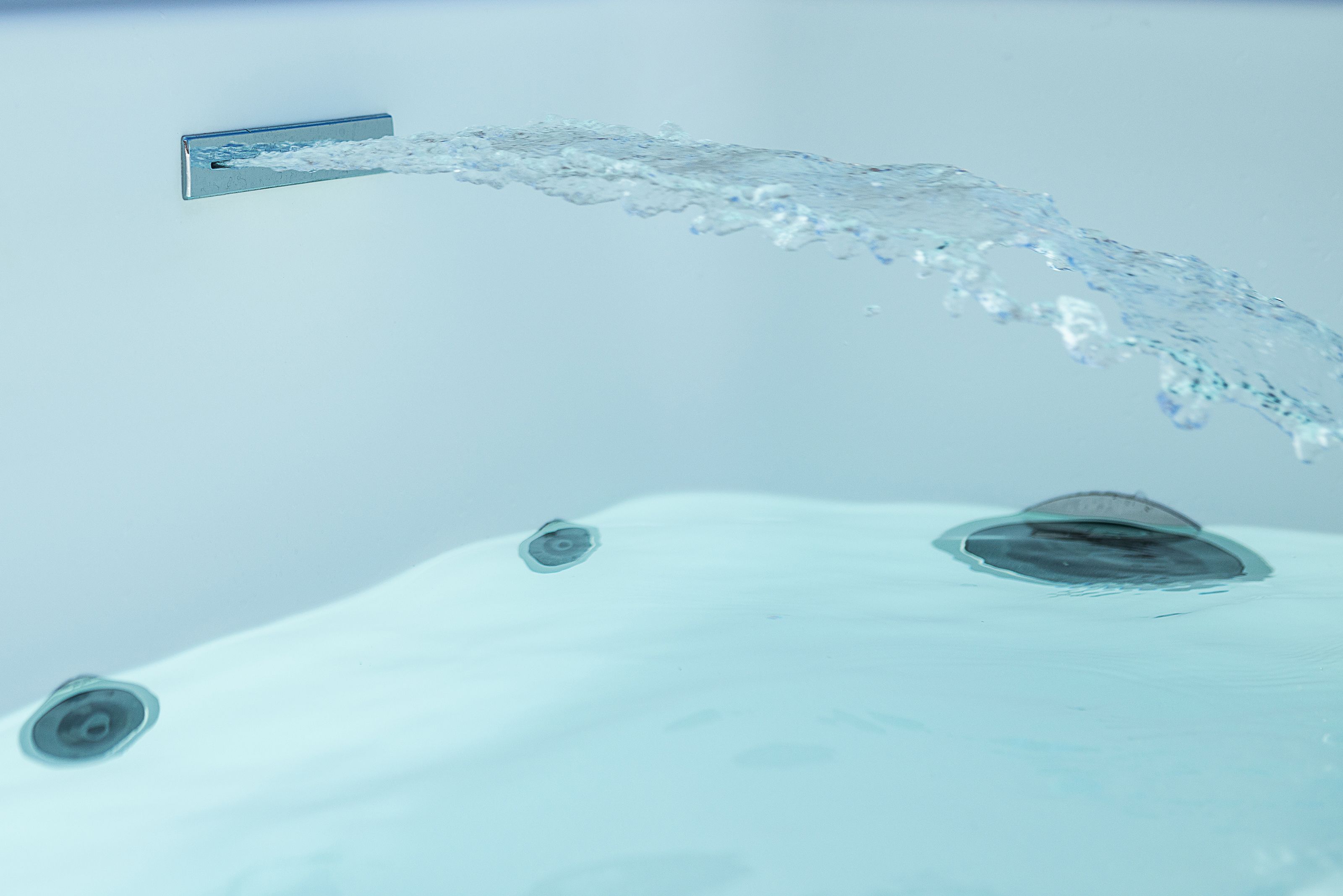 Een close-up van een waterspuit met stromend water.