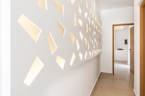 Luxe villa, 3 slaapkamers, uitzicht op zee, aan het strand | Woonruimte | Een 32-inch flatscreentelevisie met digitale zenders en televisie