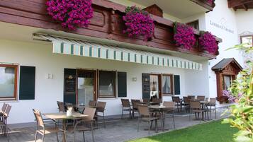 供應晚餐;地區菜