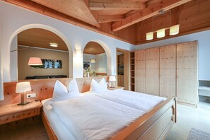 Comfort-lejlighed - bjergudsigt - ved bjerg | Pengeskab på værelset, individuelt design, individuel indretning