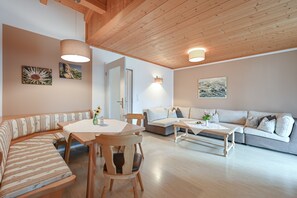 Comfort-íbúð - 2 svefnherbergi - útsýni yfir garð | Stofa | Flatskjársjónvarp, leikföng