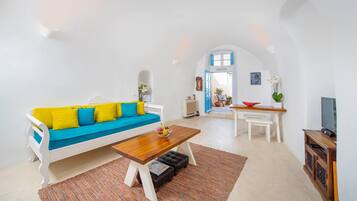 Apartment, eigenes Bad, Meerblick (Anemi House) | Wohnbereich | 32-Zoll-Smart-TV mit Digitalempfang, Fernseher, Netflix