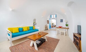 Lejlighed - privat badeværelse - havudsigt (Anemi House) | Opholdsområde | 32-tommers smart-tv med digitale kanaler, tv, Netflix