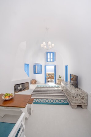 Klassieke villa, privébadkamer, uitzicht op zee (Anemi Karma House ) | Woonruimte | Een 32-inch smart-tv met digitale zenders, een televisie en Netflix