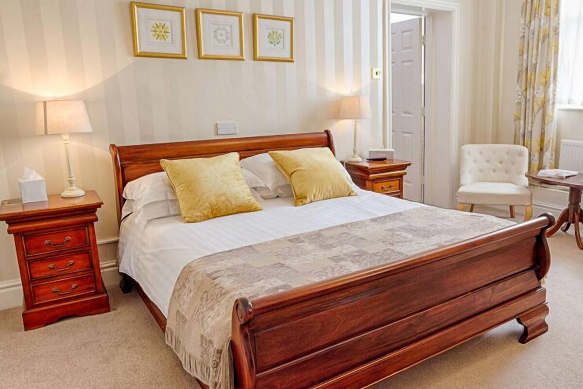 Premium bedding, individually decorated, individually furnished, desk