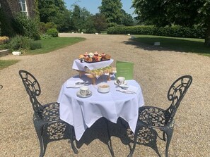 Breakfast, lunch, dinner served; British cuisine
