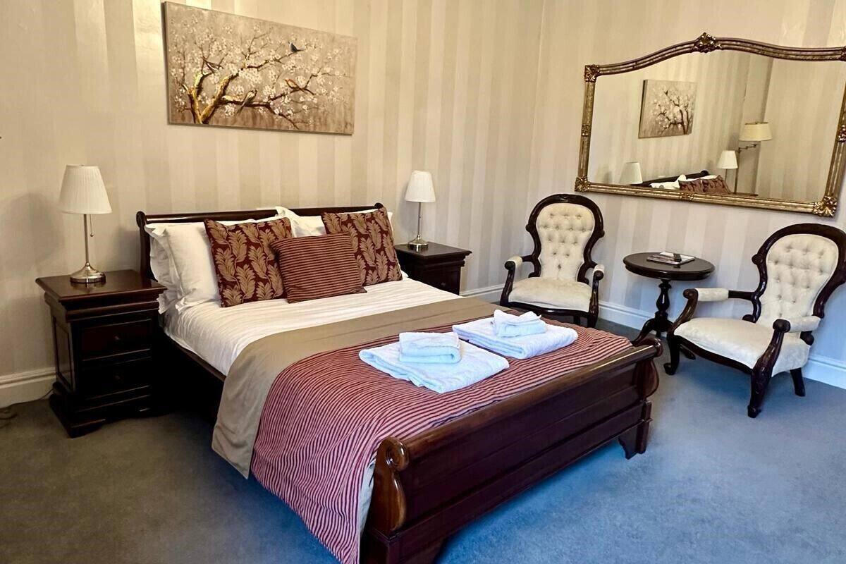 executive room | premium bedding, individually decorated, individually furnished, desk