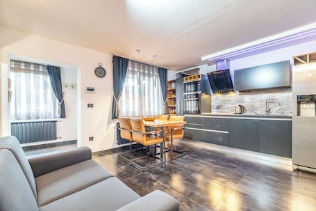 Deluxe Condo | Private kitchen | Electric kettle