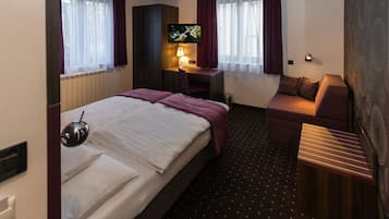 Comfort Double or Twin Room (3 Persons) | Zimmersafe, Schreibtisch, Verdunkelungsvorhänge, schallisolierte Zimmer