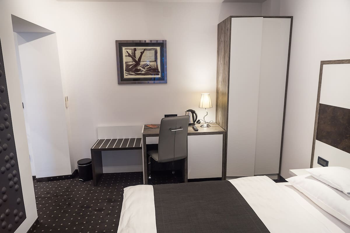 Camera Luxury con letto matrimoniale o 2 letti singoli | 1 camera, una cassaforte in camera, una scrivania, tende oscuranti