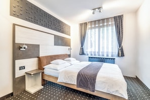 Deluxe Condo | In-room safe, desk, blackout drapes, soundproofing