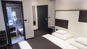 Chambre Deluxe Double ou avec lits jumeaux, accessible aux personnes à mobilité réduite | 1 chambre, coffres-forts dans les chambres, bureau, rideaux occultants