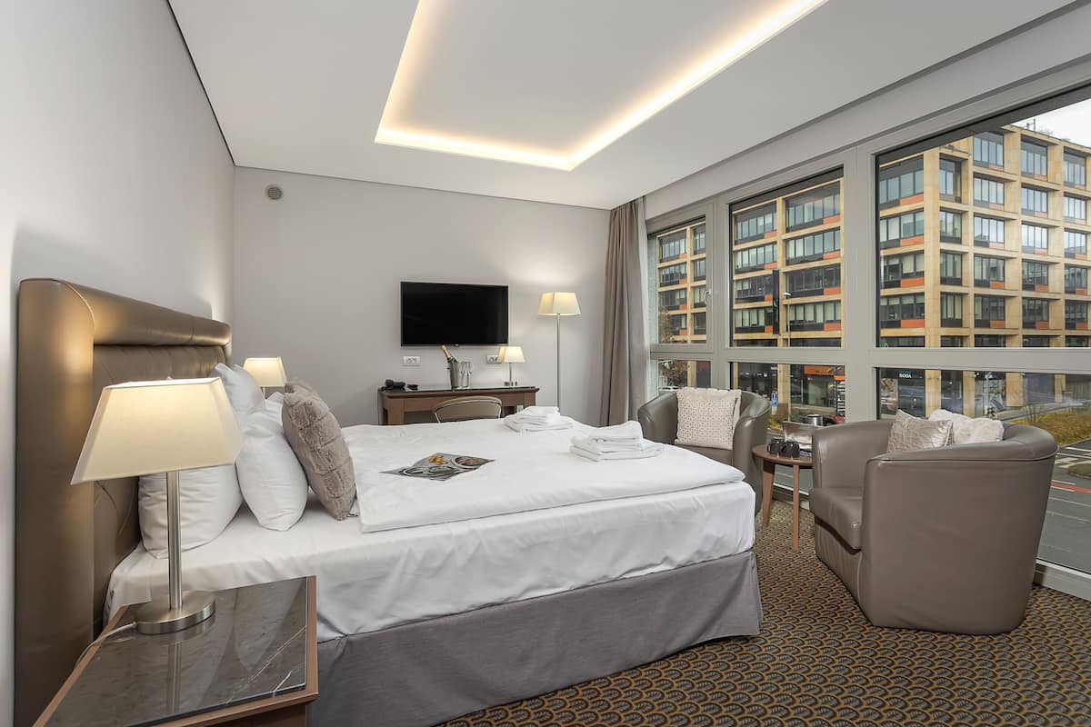 Superior kamer, 1 twee- of 2 eenpersoonsbedden | Luxe beddengoed, donzen dekbedden, een minibar, een kluis op de kamer