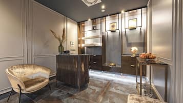 Een moderne keuken met een centraal eiland, een bar en een zithoek.