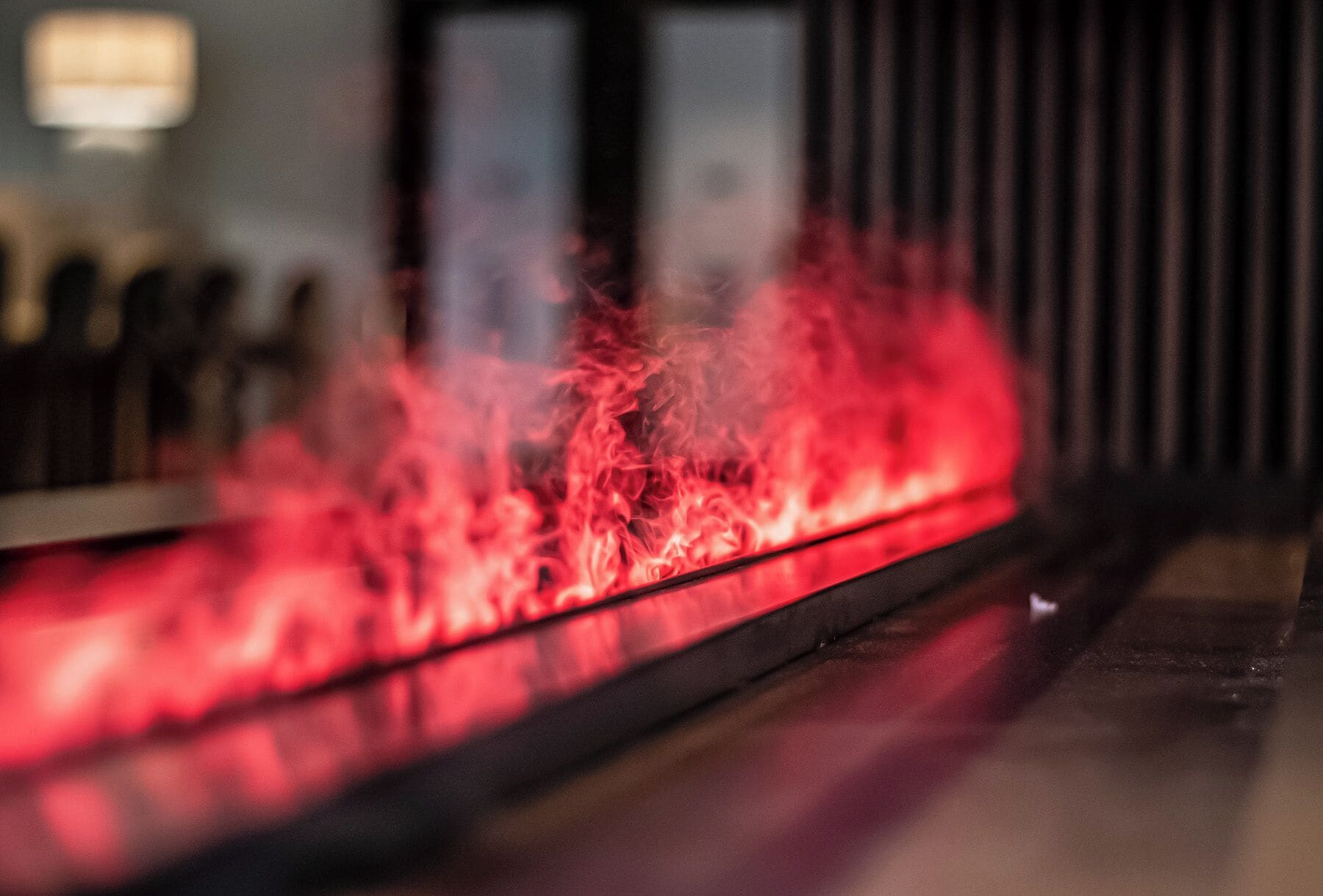 Ein Detailbild eines Feuers mit roten Flammen.