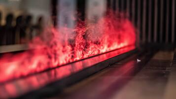 Ein Detailbild eines Feuers mit roten Flammen.