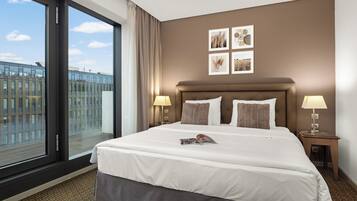 Ropa de cama de alta calidad, cubrecamas y minibar