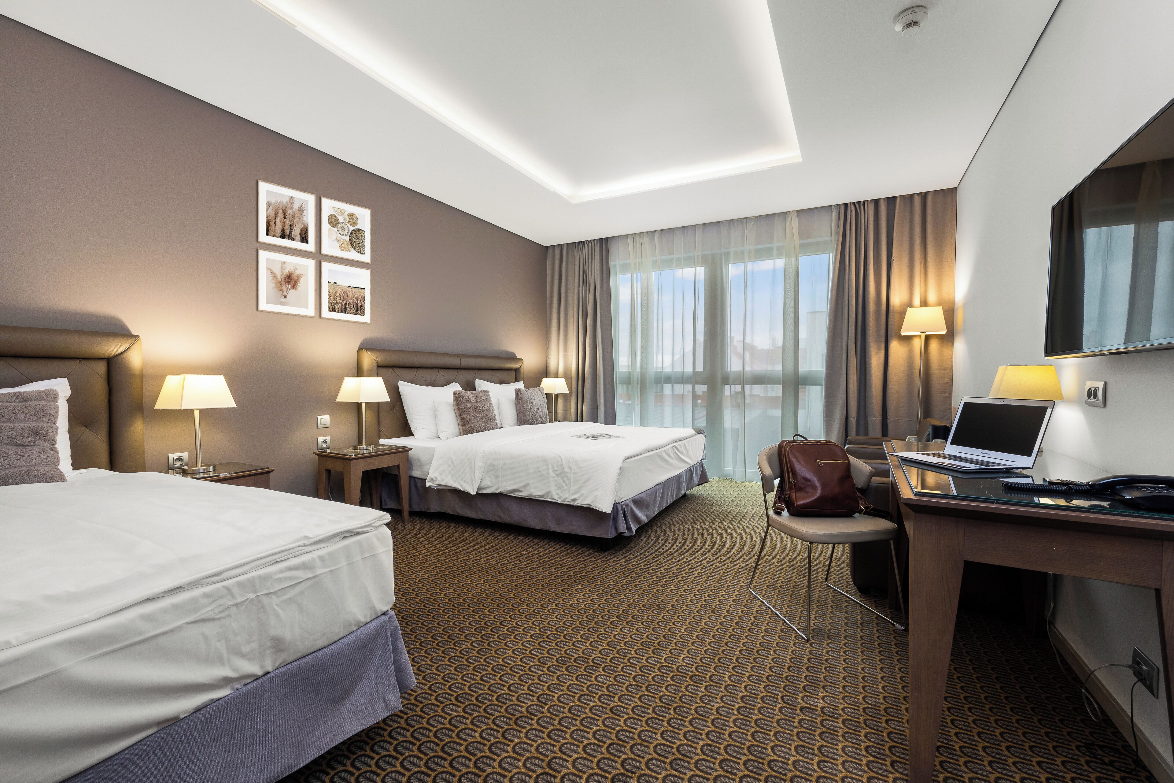 Chambre Triple Confort, baignoire | Literie de qualité supérieure, couette en duvet d'oie, minibar