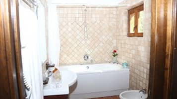 Superior tweepersoonskamer, terras | Badkamer | Een douche, een haardroger, een bidet, handdoeken