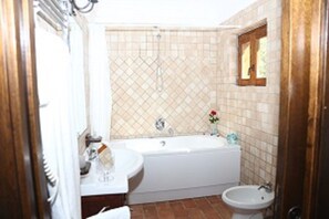 Quarto casal superior, varanda | Banheiro | Chuveiro, secador de cabelo, bidê, toalhas de banho