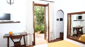 Deluxe-Doppelzimmer, Terrasse | Minibar, Zimmersafe, Verdunkelungsvorhänge, kostenlose Babybetten