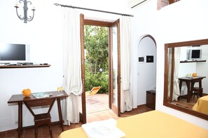 Kahden hengen deluxe-huone, patio | Minibaari, tallelokero huoneessa, pimennysverhot, ilmaiset vauvansängyt