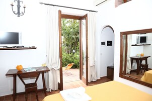 Minibar, caja de seguridad en la habitación y cortinas blackout 