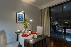 Superior Apartment, Balcony, Sea View | In-room dining