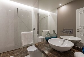 Panorama appartement, balkon, uitzicht op zee | Badkamer | Een douche, een haardroger, handdoeken
