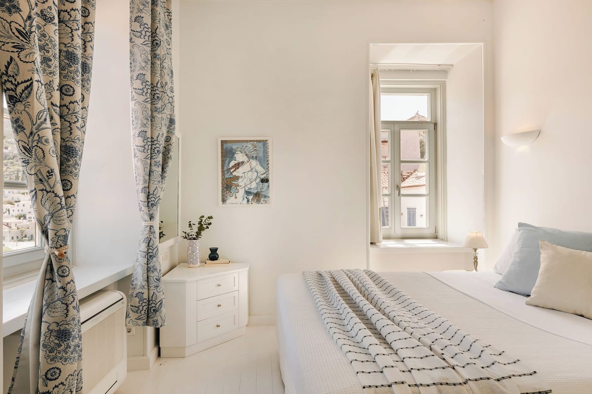 Suite Deluks, pemandangan laut | Minibar, brankas, kedap suara, dan Wi-Fi gratis